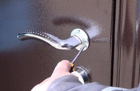 Замена дверной ручки металлической двери в Грязи