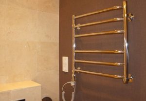 Установка электрического полотенцесушителя в ванной в Грязи